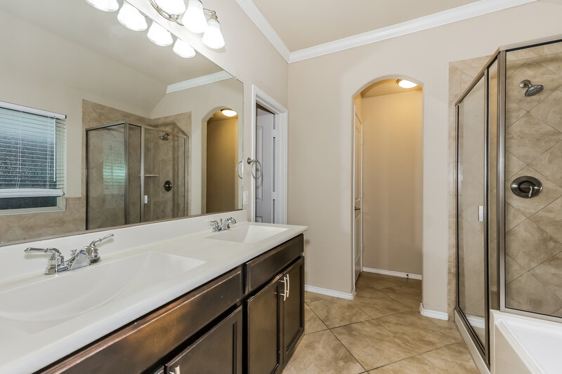 2,135/Mo, 517 Pawnee St Cross Roads, TX 76227 Main Bathroom View