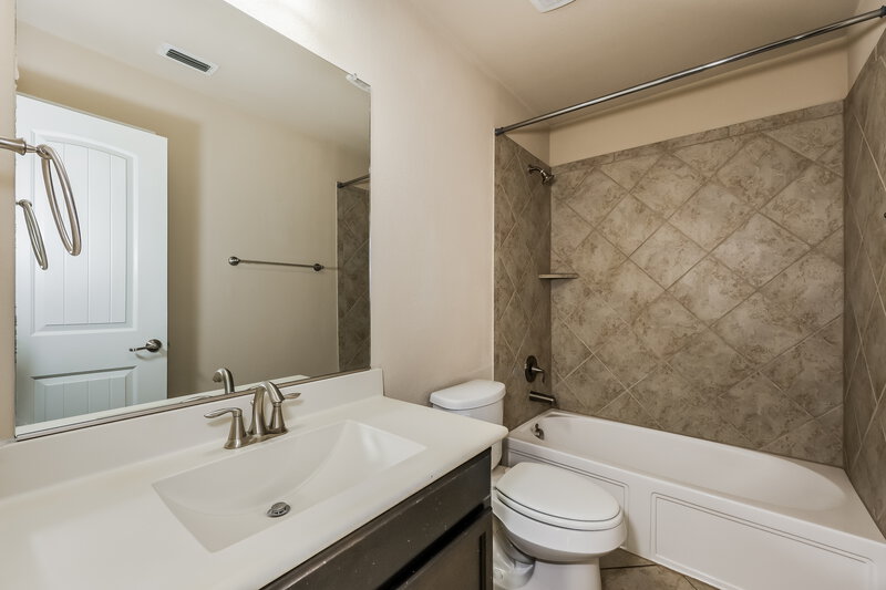 2,135/Mo, 517 Pawnee St Cross Roads, TX 76227 Bathroom View