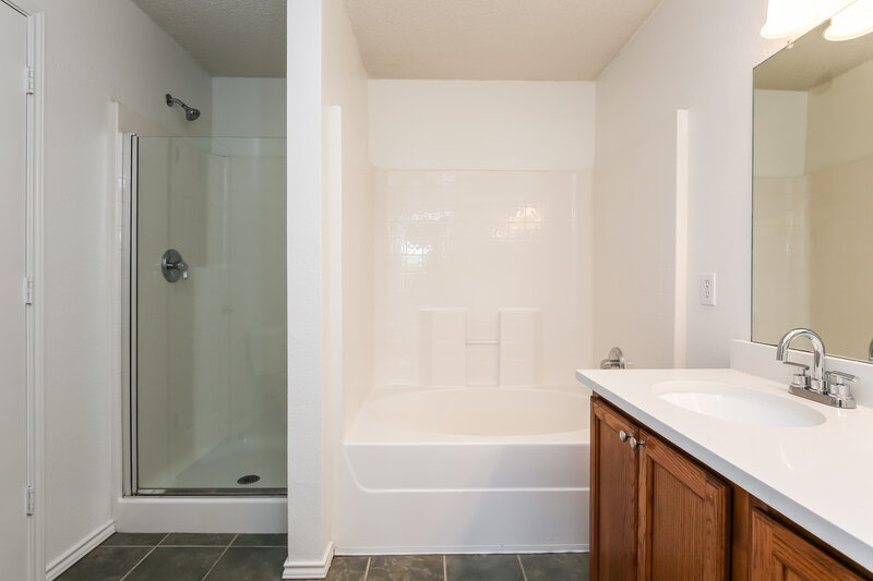 2,270/Mo, 1705 Hickory Creek Ln Rockwall, TX 75032 Master Bathroom View 2