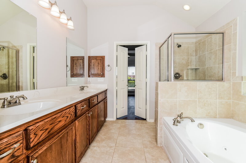 2,165/Mo, 720 Valley Court Royse City, TX 75189 Main Bathroom View