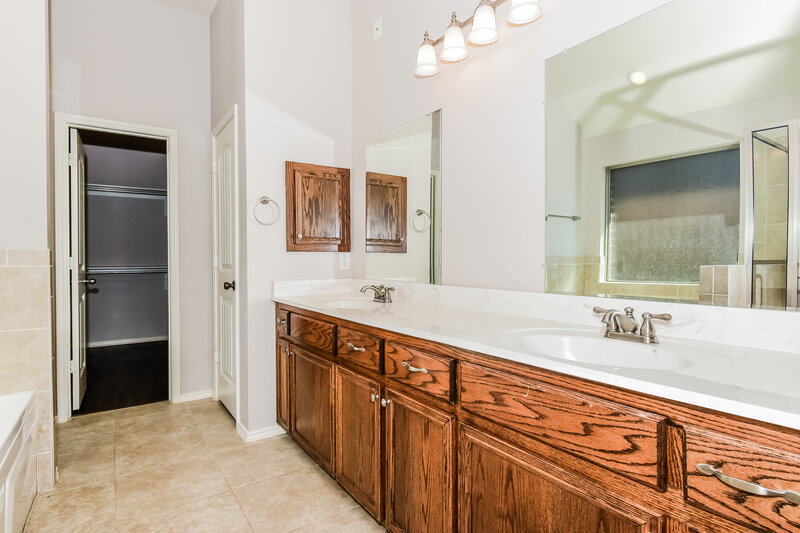 2,165/Mo, 720 Valley Court Royse City, TX 75189 Main Bathroom View 2