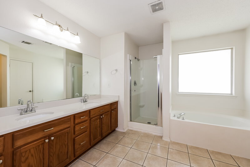 2,415/Mo, 712 Duke Drive Desoto, TX 75115 Main Bathroom View
