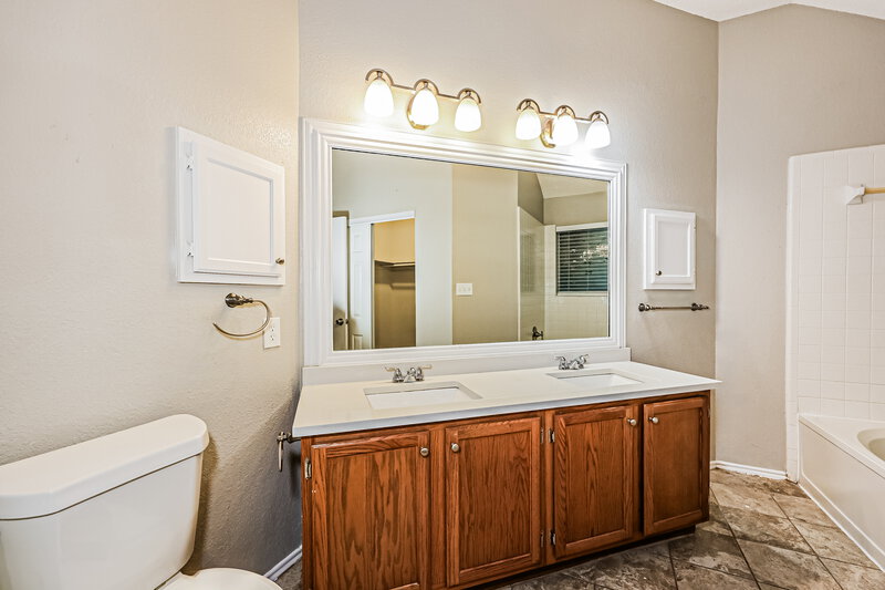 1,910/Mo, 208 Vines Dr Cedar Hill, TX 75104 Main Bathroom View