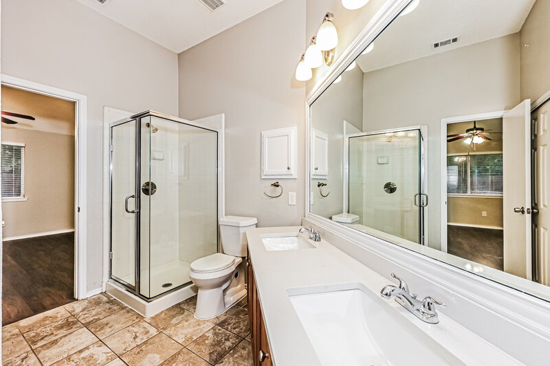 1,910/Mo, 208 Vines Dr Cedar Hill, TX 75104 Main Bathroom View 2