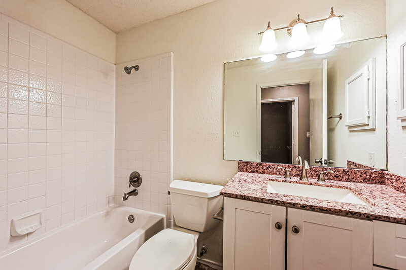 1,910/Mo, 208 Vines Dr Cedar Hill, TX 75104 Bathroom View