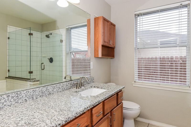 2,040/Mo, 2117 Athabasca Falls Drive Anna, TX 75409 Main Bathroom View