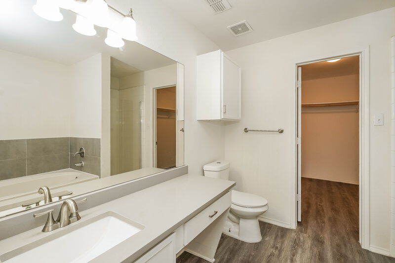 2,300/Mo, 2308 Overlook Ln Denton, TX 76207 Main Bathroom View