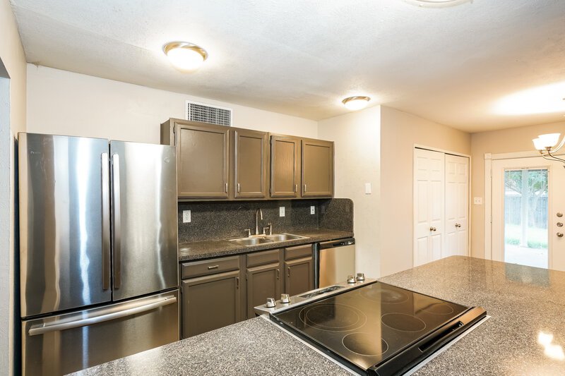 1,880/Mo, 1013 Fort Scott Trail Grand Prairie, TX 75052 Kitchen View 2