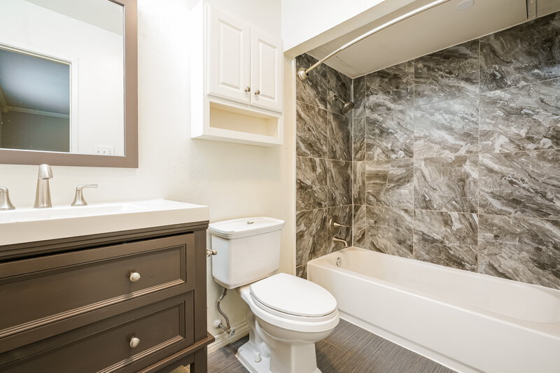 1,880/Mo, 1013 Fort Scott Trail Grand Prairie, TX 75052 Main Bathroom View