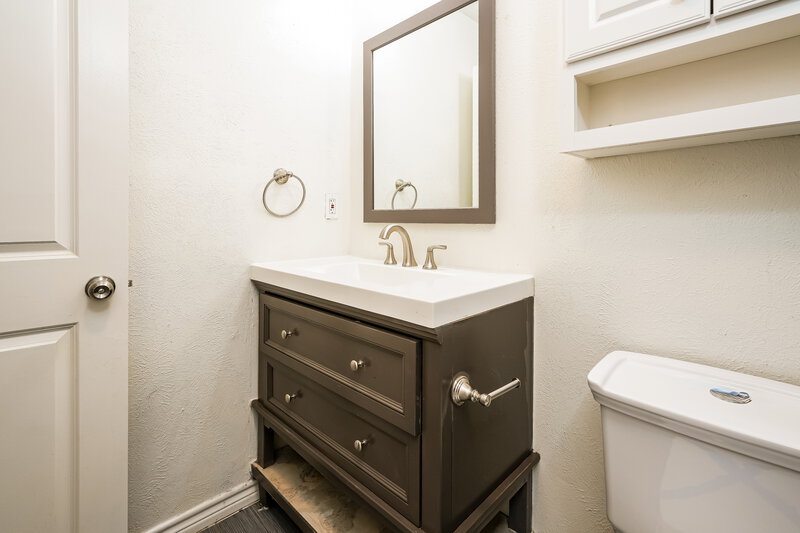 1,880/Mo, 1013 Fort Scott Trail Grand Prairie, TX 75052 Main Bathroom View 2
