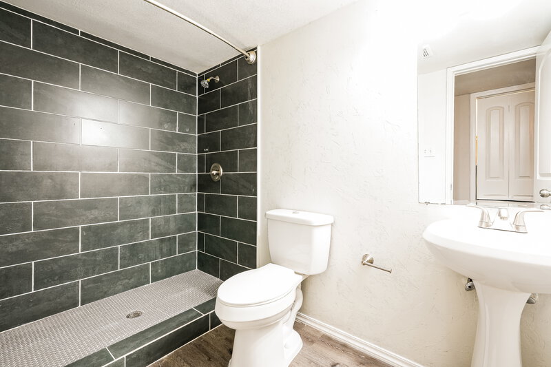 1,880/Mo, 1013 Fort Scott Trail Grand Prairie, TX 75052 Bathroom View