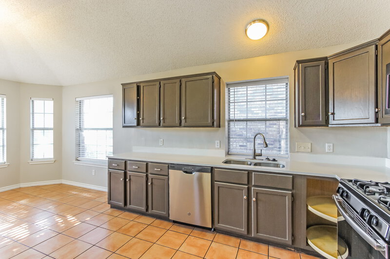 2,275/Mo, 508 Woodacre Dr Grand Prairie, TX 75052 Kitchen View