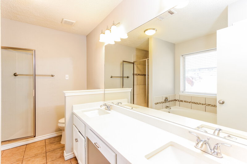 2,275/Mo, 508 Woodacre Dr Grand Prairie, TX 75052 Main Bathroom View