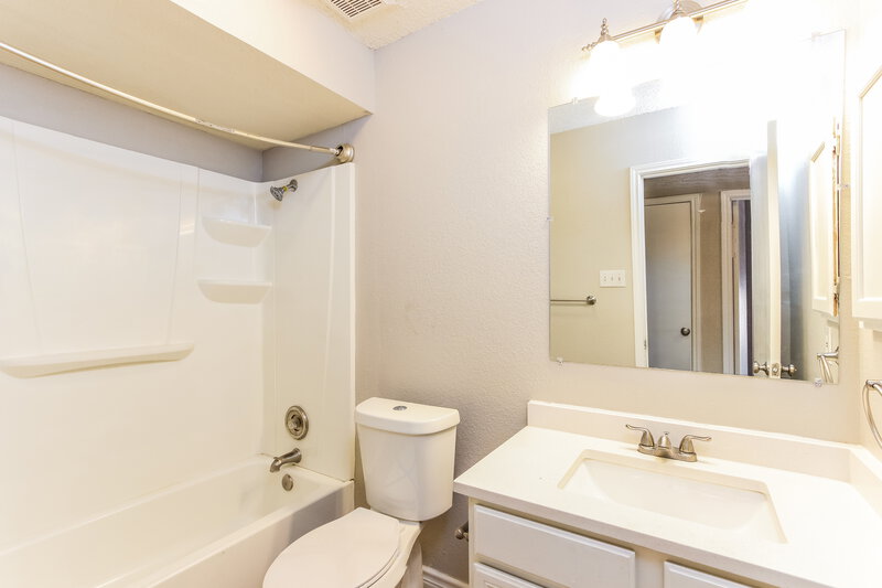 2,275/Mo, 508 Woodacre Dr Grand Prairie, TX 75052 Bathroom View