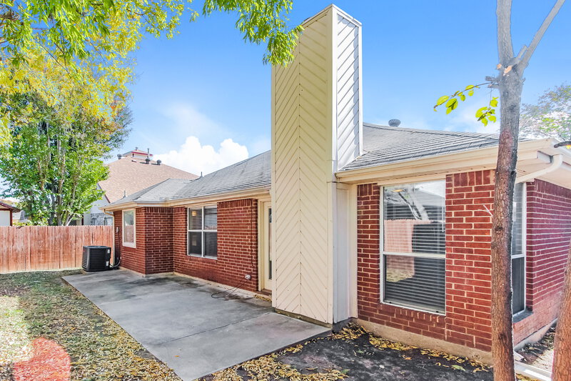 2,275/Mo, 508 Woodacre Dr Grand Prairie, TX 75052 Rear View