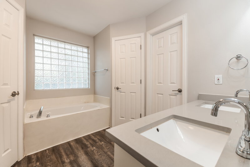 1,690/Mo, 1105 Brookhaven Drive Royse City, TX 75189 Main Bathroom View