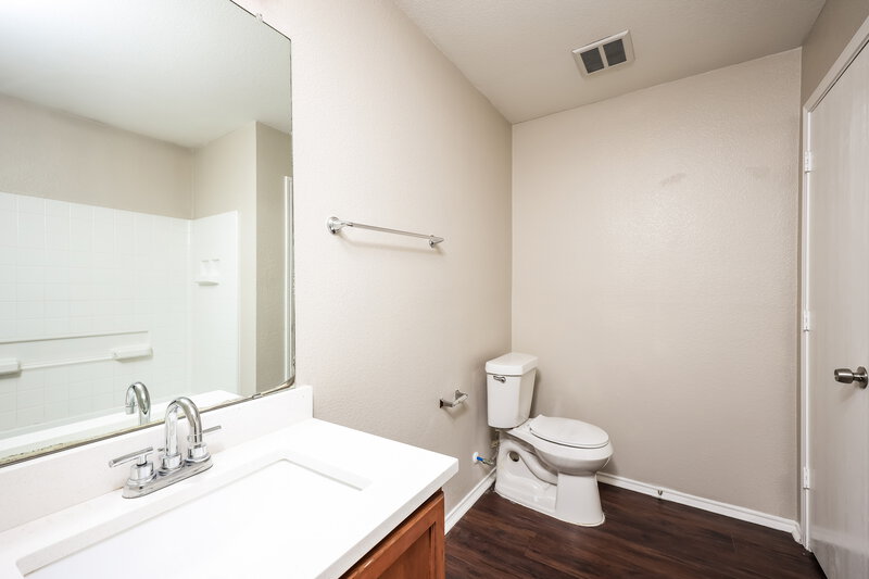 2,250/Mo, 533 Hearthstone Dr Lancaster, TX 75146 Main Bathroom View