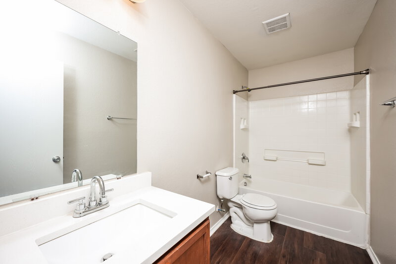 2,250/Mo, 533 Hearthstone Dr Lancaster, TX 75146 Bathroom View