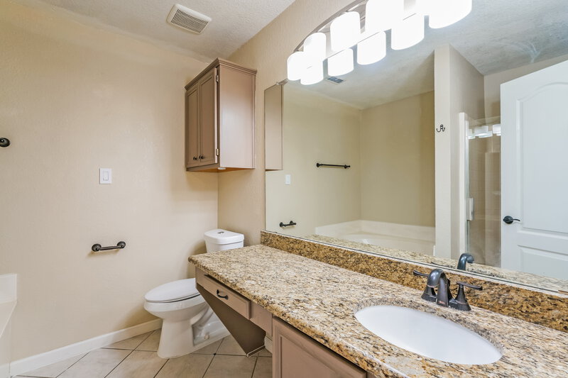 2,370/Mo, 419 Kimmel Dr Cedar Hill, TX 75104 Main Bathroom View