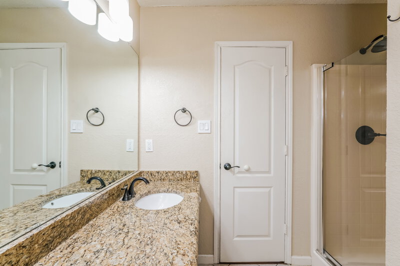 2,370/Mo, 419 Kimmel Dr Cedar Hill, TX 75104 Main Bathroom View 2