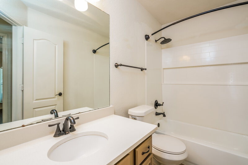 2,370/Mo, 419 Kimmel Dr Cedar Hill, TX 75104 Bathroom View