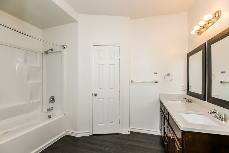 1,920/Mo, 2012 Alanbrooke Dr Fort Worth, TX 76140 Main Bathroom View