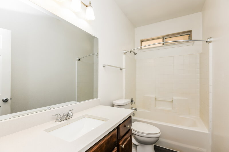 1,920/Mo, 2012 Alanbrooke Dr Fort Worth, TX 76140 Bathroom View
