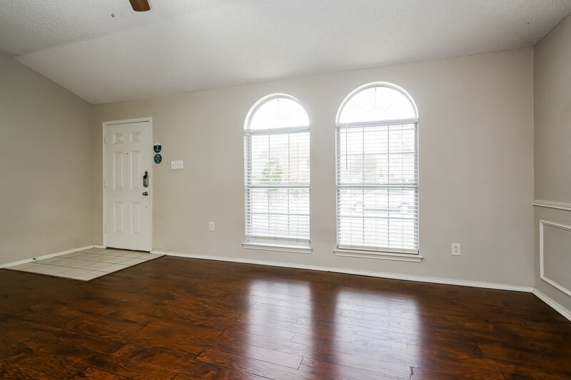 2,060/Mo, 5528 Edendale Drive Arlington, TX 76018 Living Room View 2
