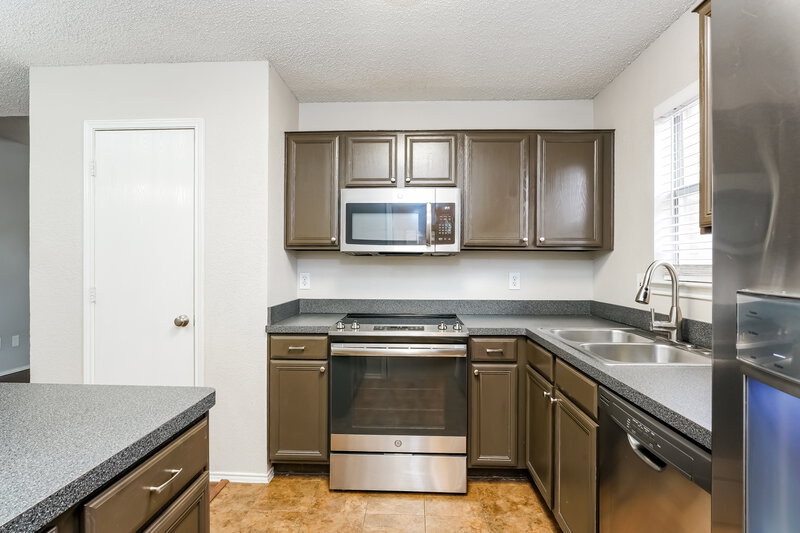 2,060/Mo, 5528 Edendale Drive Arlington, TX 76018 Kitchen View 2