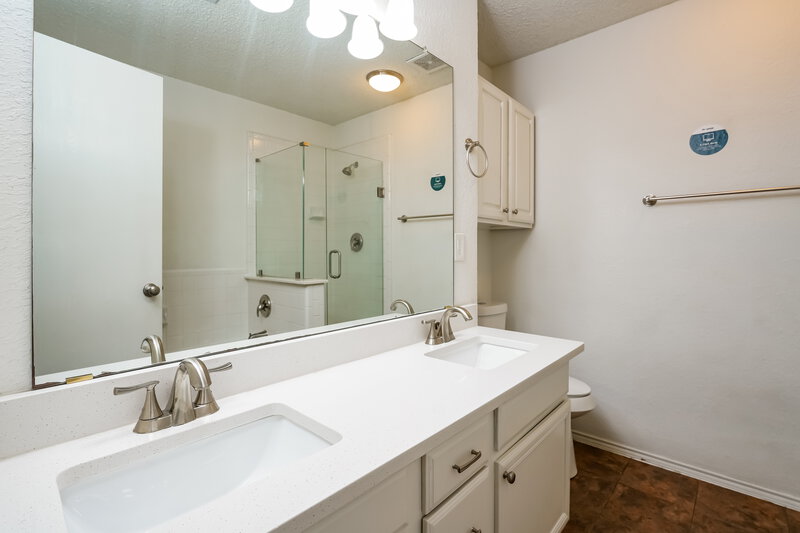 2,060/Mo, 5528 Edendale Drive Arlington, TX 76018 Main Bathroom View