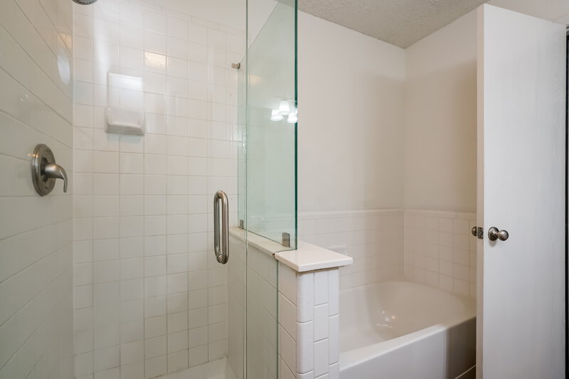 2,060/Mo, 5528 Edendale Drive Arlington, TX 76018 Main Bathroom View 2