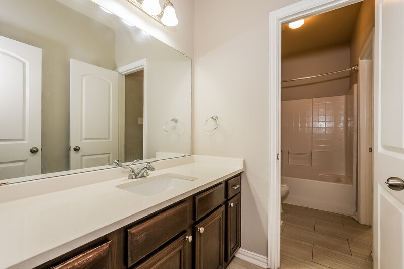 2,245/Mo, 1937 Belshire Ct Fort Worth, TX 76140 Bathroom View