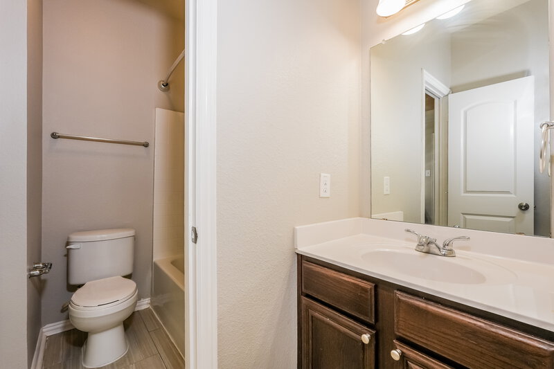 2,245/Mo, 1937 Belshire Ct Fort Worth, TX 76140 Bathroom View 2