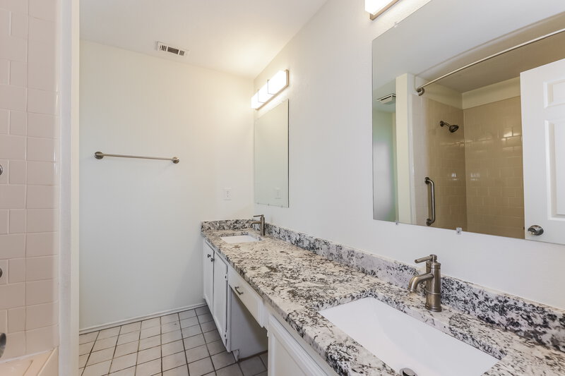 2,410/Mo, 305 Chapman St Cedar Hill, TX 75104 Main Bathroom View
