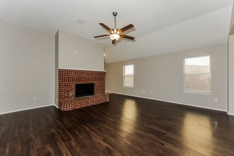1,895/Mo, 4701 Palm Ridge Dr Fort Worth, TX 76133 Living Room View 3