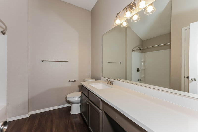 1,895/Mo, 4701 Palm Ridge Dr Fort Worth, TX 76133 Main Bathroom View