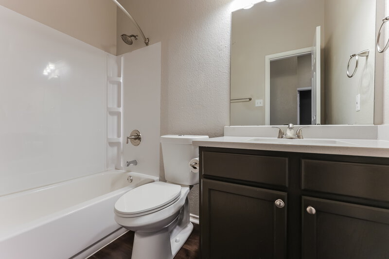 1,895/Mo, 4701 Palm Ridge Dr Fort Worth, TX 76133 Bathroom View