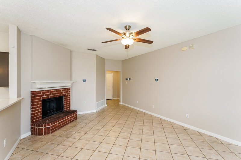 1,910/Mo, 2424 Laurelhill Ln Fort Worth, TX 76133 Living Room View 2
