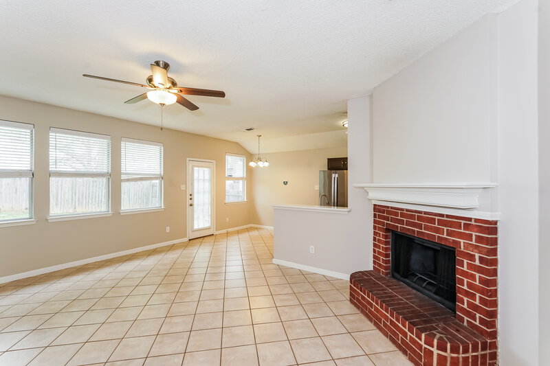 1,910/Mo, 2424 Laurelhill Ln Fort Worth, TX 76133 Living Room View 3