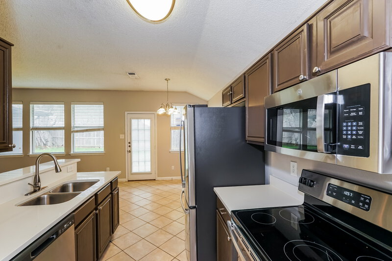 1,910/Mo, 2424 Laurelhill Ln Fort Worth, TX 76133 Kitchen View 2