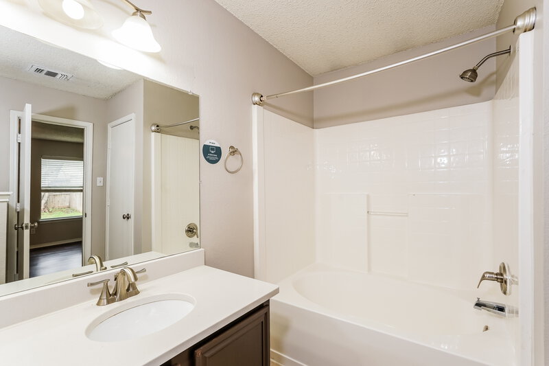 1,910/Mo, 2424 Laurelhill Ln Fort Worth, TX 76133 Main Bathroom View