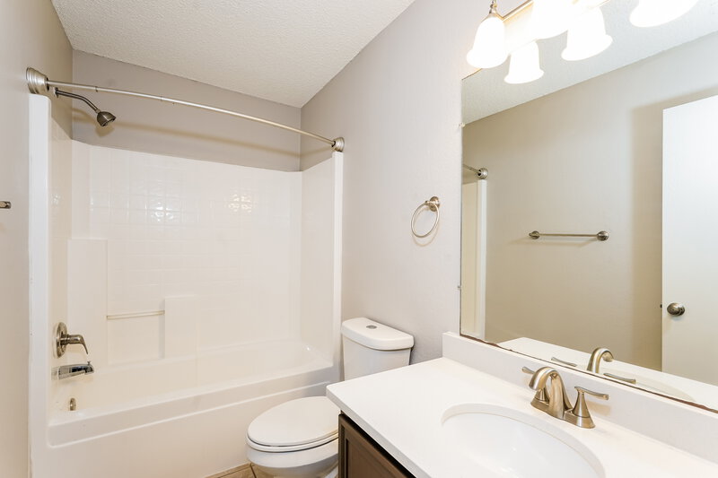 1,910/Mo, 2424 Laurelhill Ln Fort Worth, TX 76133 Bathroom View