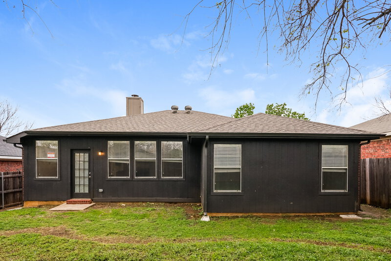 1,910/Mo, 2424 Laurelhill Ln Fort Worth, TX 76133 Rear View 2
