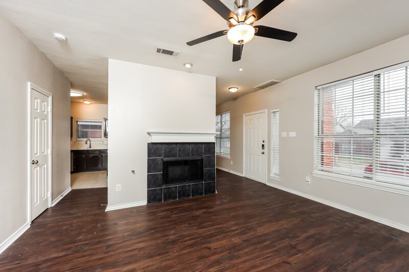 2,740/Mo, 307 Alpine Drive DeSoto, TX 75115 Living Room View 2