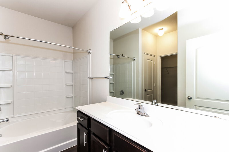 2,025/Mo, 14333 Wrangler Way Dallas, TX 75253 Main Bathroom View