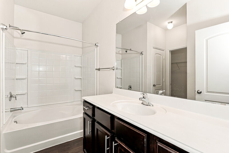 2,035/Mo, 14333 Wrangler Way Dallas, TX 75253 Primary Bathroom View