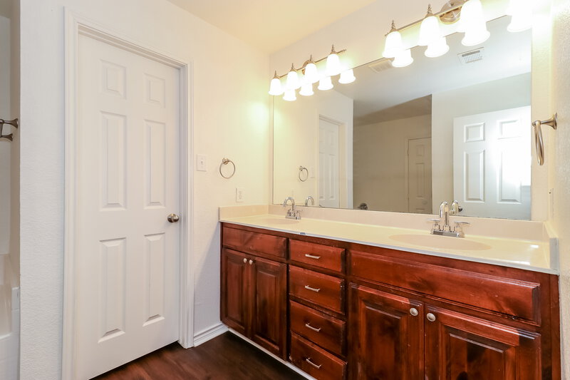 2,330/Mo, 1209 Maplewood Dr Crowley, TX 76036 Main Bathroom View