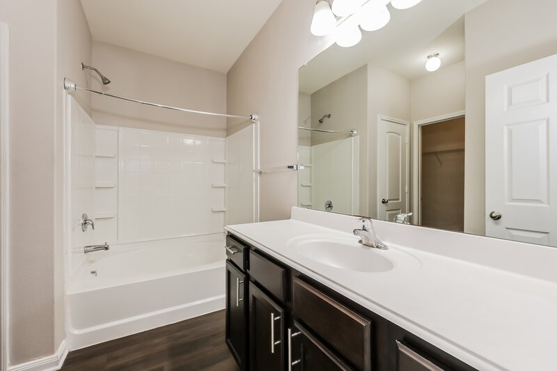 2,145/Mo, 14301 Wrangler Way Dallas, TX 75253 Main Bathroom View