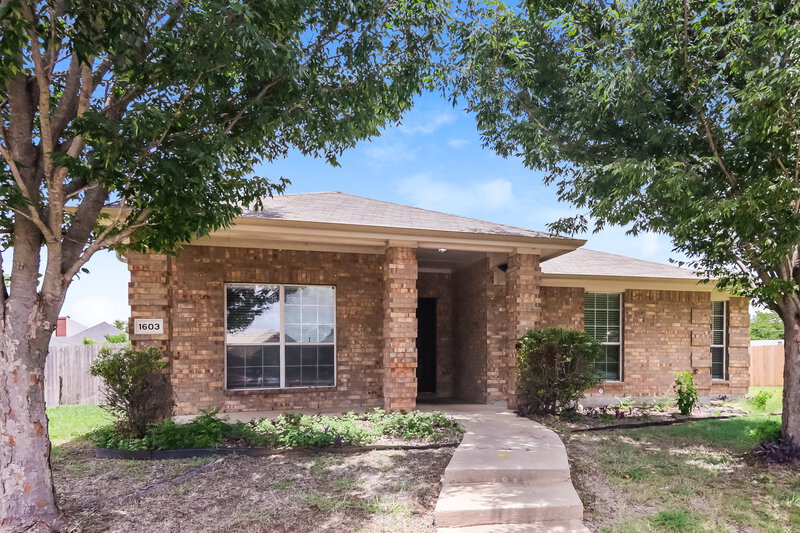 2,135/Mo, 1603 Venus Dr E Lancaster, TX 75134 Front View