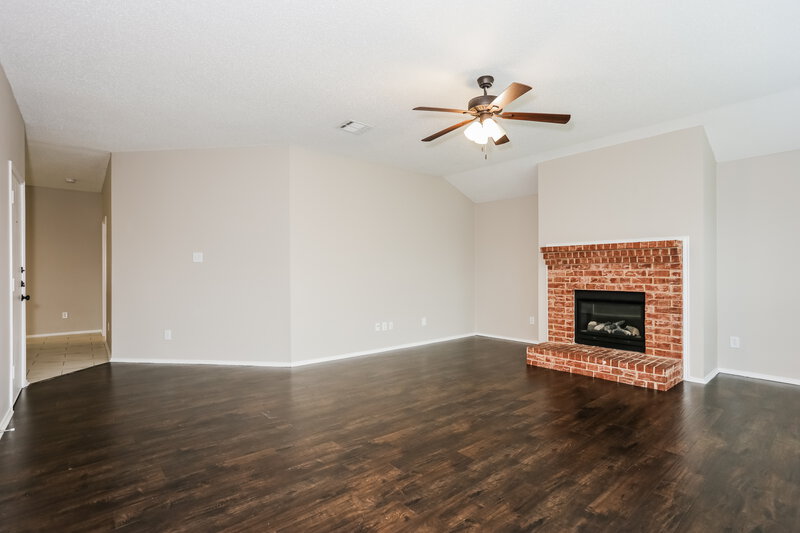 2,090/Mo, 720 Duke Dr Desoto, TX 75115 Living Room View 2